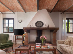Independent villa with 5 bedrooms with 5 ensuite bathrooms. Private garden, pool & Jacuzzi-Villa al Pozzo