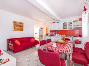 Beach Apartment Alenka Red