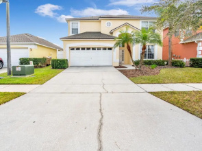 Disney Dream with Hot Tub, Pool, Xbox, Games Room, Lakeview, 10 min to Disney, Clubhouse