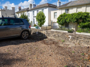 Park up and Relax in Designer 2bd apt - Sea Views