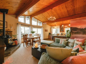 Hot Tub + Scenic Views: Luxury Twain Harte Cabin!