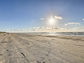 Ocean-view Beach House in Galveston, Dogs Welcome!