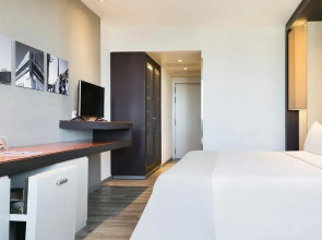 Отель Barcelona Condal Mar Affiliated by Meliá