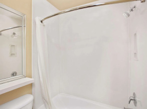 Super 8 by Wyndham Los Angeles Downtown