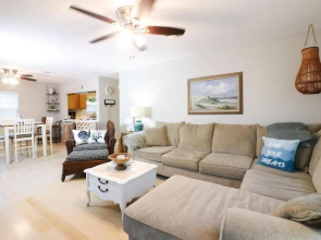SUNNY DAZE Walk to Beach 2 Decks Pet Friendly Has a Mini Bar