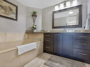 Sunny and Spacious 2 Bedroom Condo on the Bay
