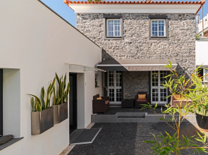 Modern, tranquil, A/C, heated pool. A balcony over the ocean! | Grayci’s House