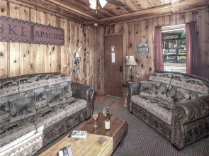 Country Cabin, 2 Bedrooms, Fireplace, Midtown, Sleeps 6
