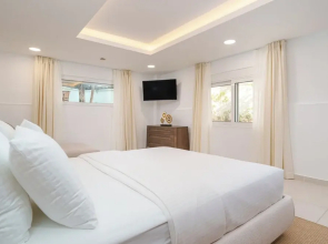 Voula Luxury Modern Living with Garden