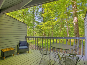 Wintergreen Resort Studio w/ Deck & Ski-out Access