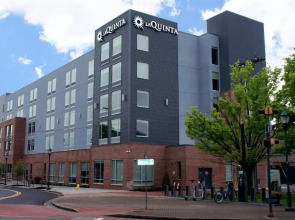La Quinta Inn & Suites by Wyndham Chattanooga Downtown/South