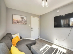 Near Old Town & Unm: Home in East Downtown