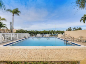 Siesta Keys Home w/ Deck Half Mile to Turtle Beach