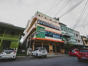 RedDoorz Plus near WTC Batanghari Mall
