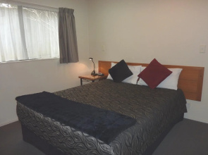 Bk's Pohutukawa Lodge