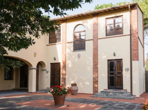 Fattoria Pagnana suites and pool