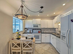 Updated Apartment Walking Distance to Venice Beach