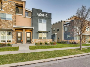 Fancy Townhome near Old Town, Breweries and River!