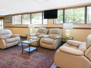 Days Inn & Suites by Wyndham Madison Heights MI