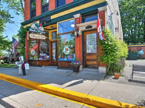 Charming Saugatuck Condo w/ Private Deck + Grill!