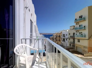 Seaside 2 Bedroom Apartment With Side Sea Views