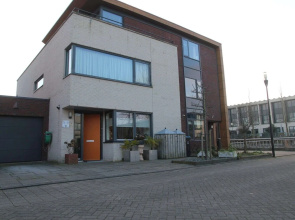 Sunny Holiday Home in Alkmaar on the Water