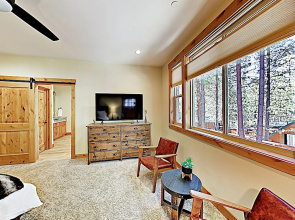 New Listing! Stylish All-season Oasis, Near Slopes 3 Bedroom Home