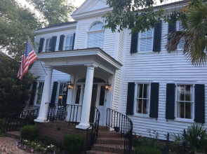 Carriage House Inn