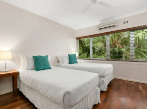 Poolside Apt in Alamanda Beachfront 77