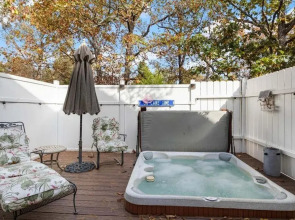 Six Suites With Hot Tubs, Private Jacuzzi Baths, Wooded Garden and Lake Access With Boat Slip
