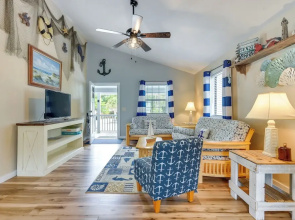 Sun, Sand & Smiles! Ocean Isle Apt w/ Balcony