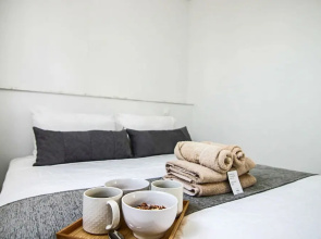 Phaedrus Living: Seaside Executive Flat Harbour 101