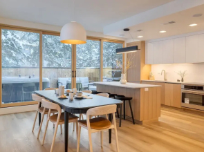 Parkview Mountain House Luxury Ski Home w Hot Tub Near Trails Downtown