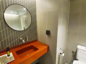 The Quart Ruamrudee by UHG