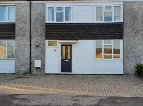 Gatwick Place- 4 bed 2 Bath Self Contained House Ideal for Keyworkers