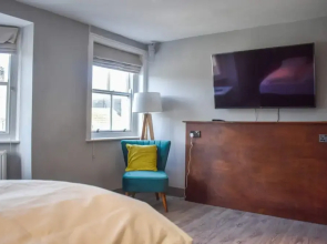 Stylish & Spacious Studio Next to Beach