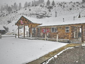 Cozy Log Cabin Escape In the Heart of Creede!