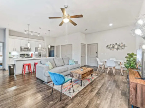 Cozy 2BR Suite Close to Downtown w Fast Wifi
