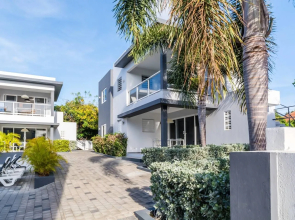 Sunny Travels - Great Garden & Pool - Centrally Situated ??