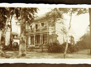 In het koetshuis