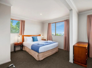 Above The Lake Bed Breakfast