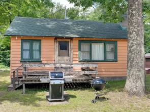 South Twin Lake Cabin w/ Dock, Steps to Water