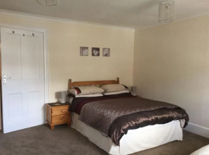 3bed Apartment Sleeps 5- Parking, Wifi, Near Beach
