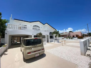 Palm Beach Vacaysuites - Coconut Suite - Top Floor