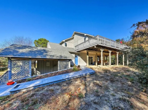 Bright Southern Shores Family Home < 1 Mi to Beach