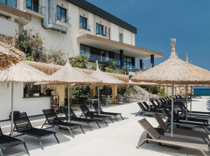 Shayna Beach Club
