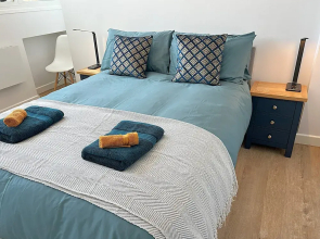 City Centre - Sleeps 4 & Free Parking