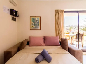 Pool and Sea, charming Merill Apart 4
