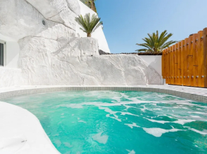 White Occhio Villa Santorini