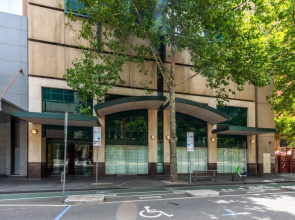 Spacious 3-bed Unit in Melbourne CBD w/ Pool & Gym
